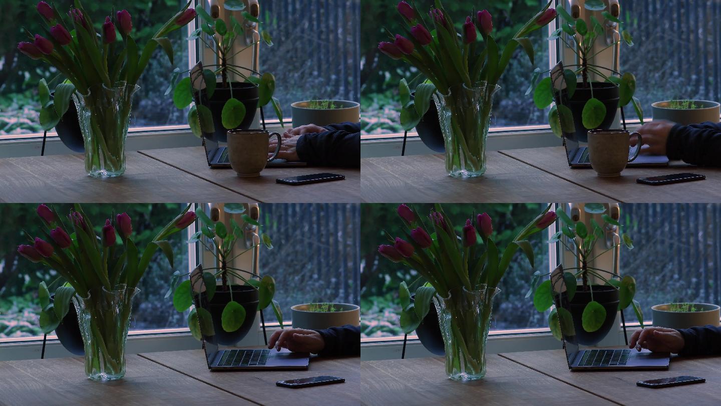 木桌上的花瓶里插着美丽的郁金香