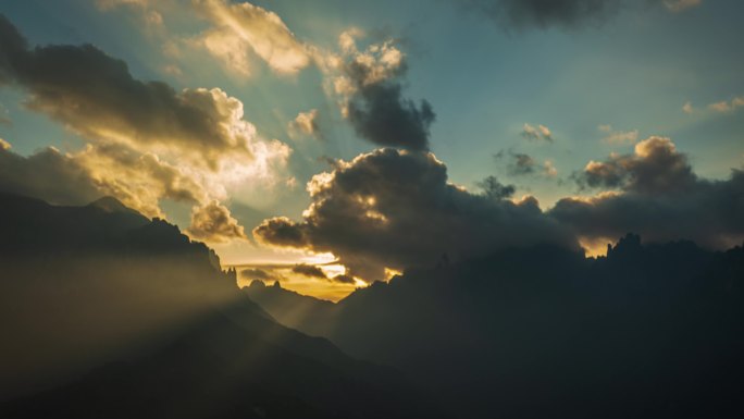 傍晚天空夕阳阳光四射丁达尔延时