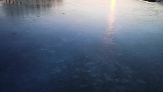 行走在消融的冰面