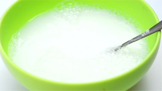 在碗中准备奶粉准备营养早餐婴幼儿辅食冲调