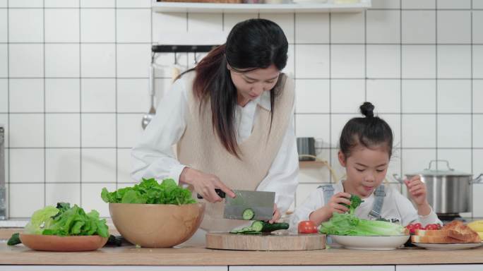 厨房洗菜做饭