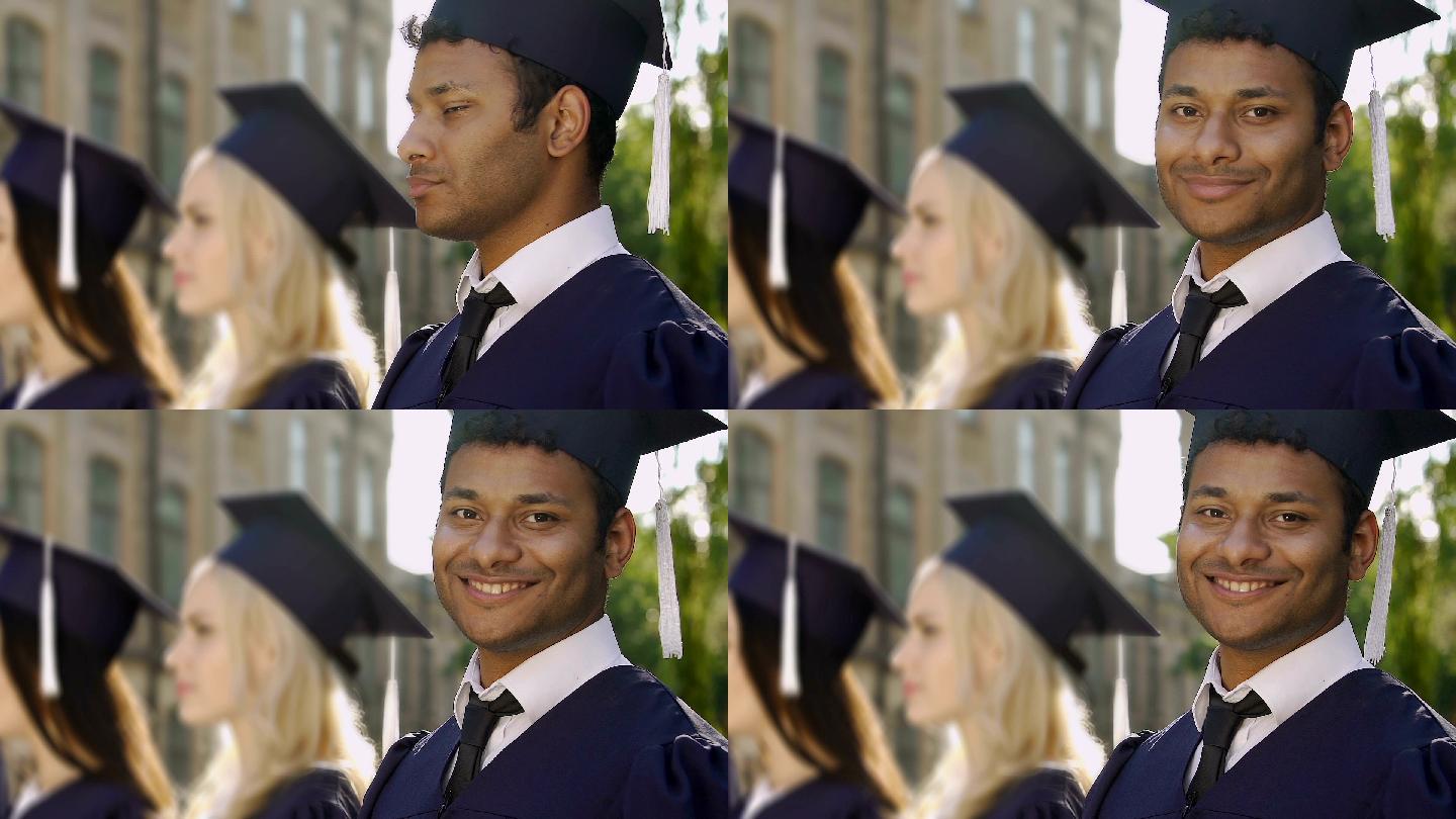 在毕业典礼上，英俊的男孩在微笑