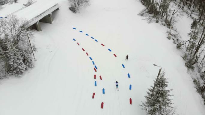 运动员沿着指定路线正在滑雪