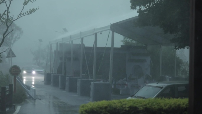 狂风暴雨下的江南小镇