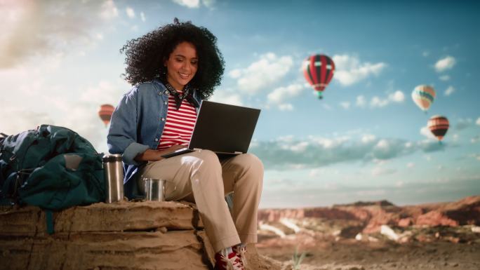 一位女性旅行者正在使用笔记本电脑