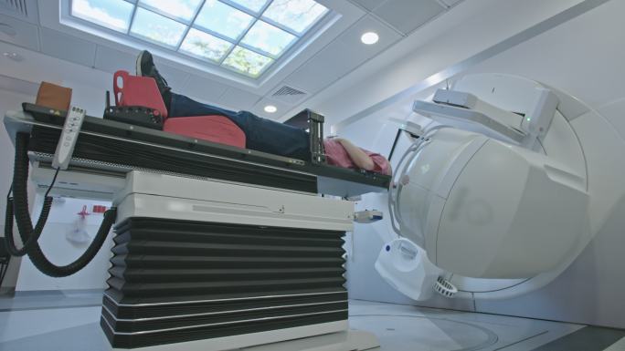 在现代化放射治疗室内接受放射治疗的患者