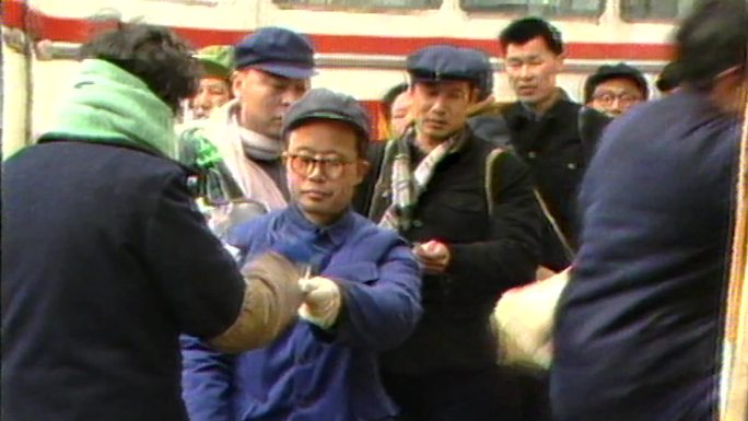 八十年代春节回村的人包饺子