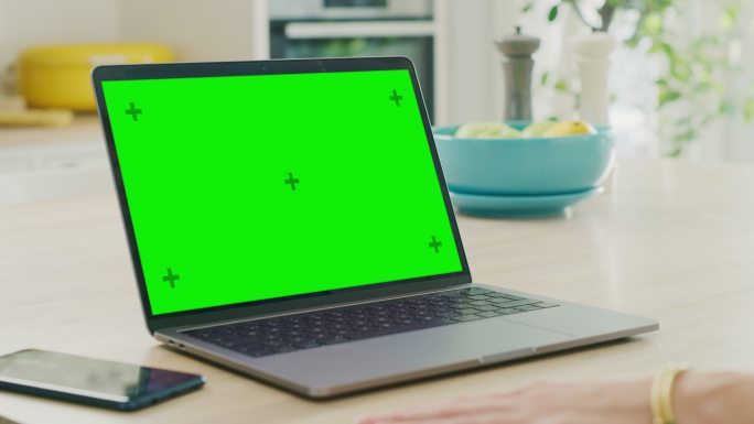 笔记本电脑上的绿色屏幕特写模型