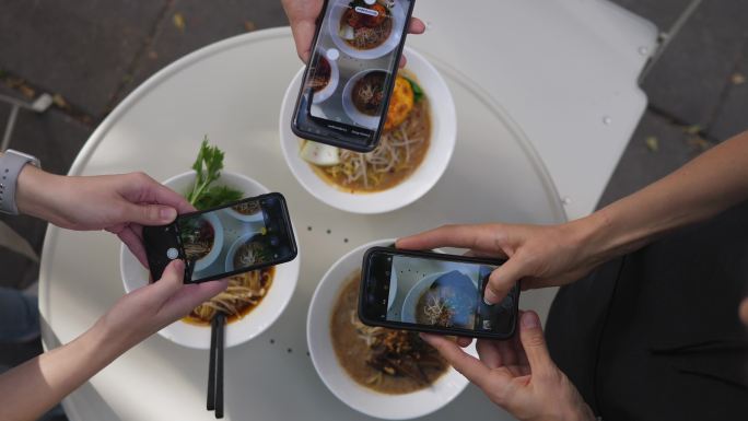手机拍摄美味的植物面条汤