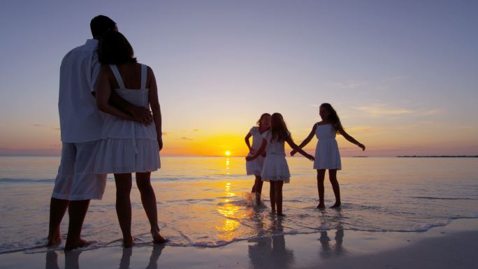 一家人在海滩上一起看日落