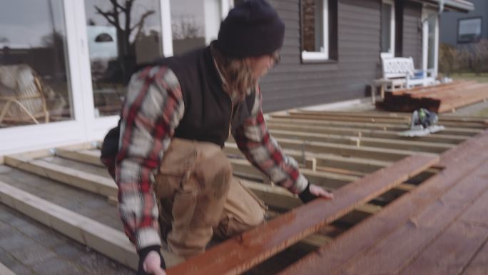 木匠将木板放置在木铺板上