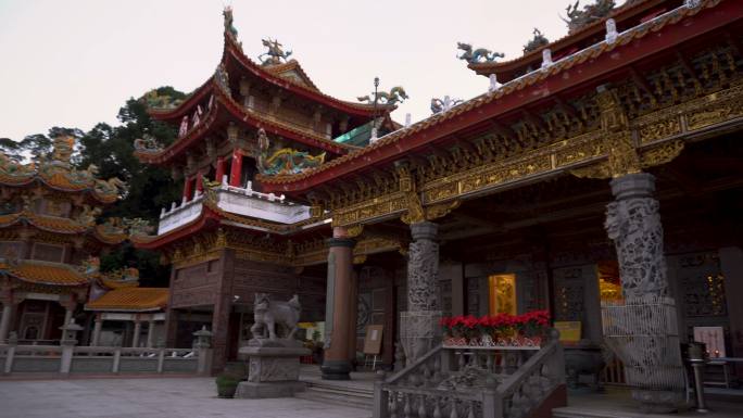 山上的中国传统庙宇