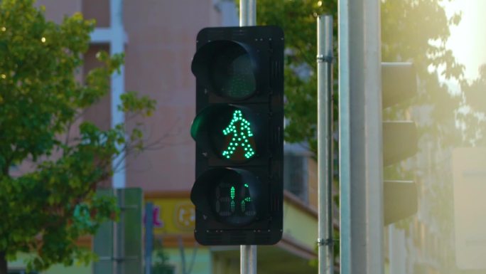 十字路口交通灯红绿灯