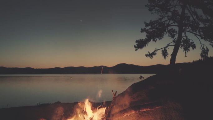 夜间湖岸篝火火堆湖边湖畔野炊生活