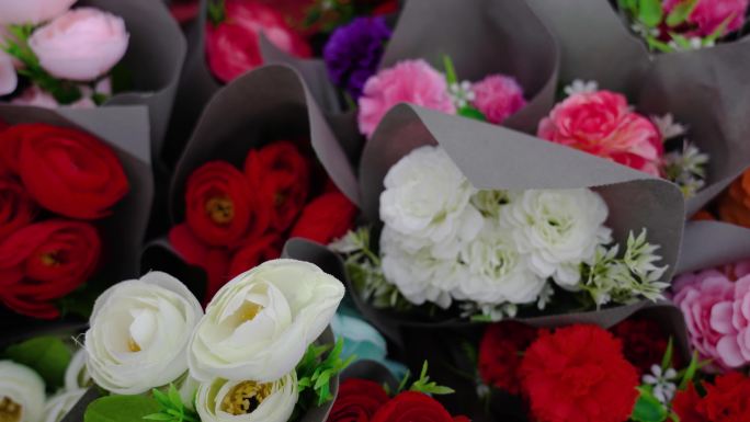 花店的纸制时尚多彩玫瑰花束