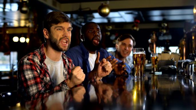 男人们在酒吧看体育比赛