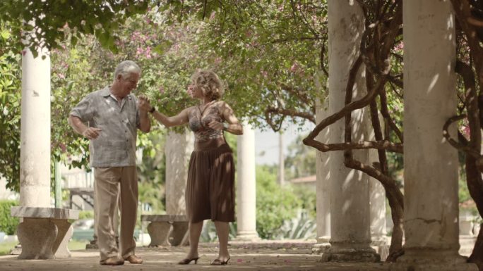 快乐的老年夫妇跳拉丁美洲舞