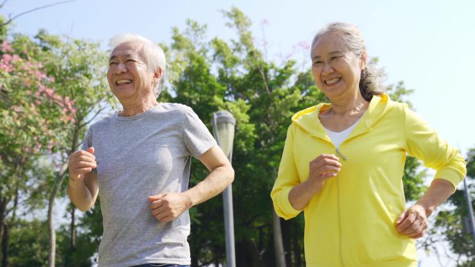 老夫妇在公园慢跑健身房体能备战拼搏奋斗