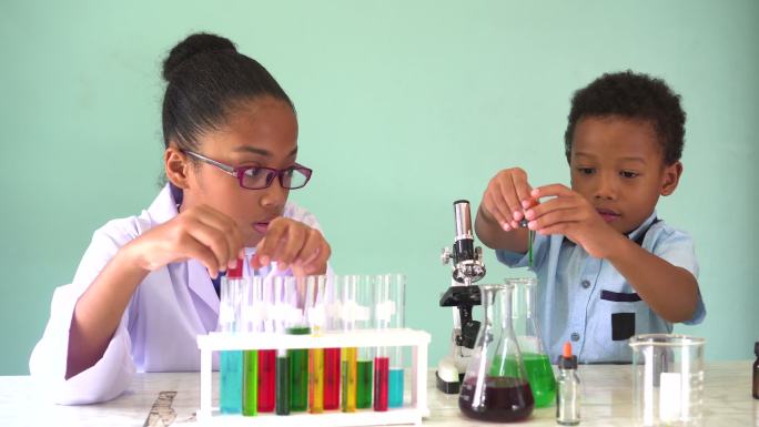 两名儿童测试化学实验室做实验