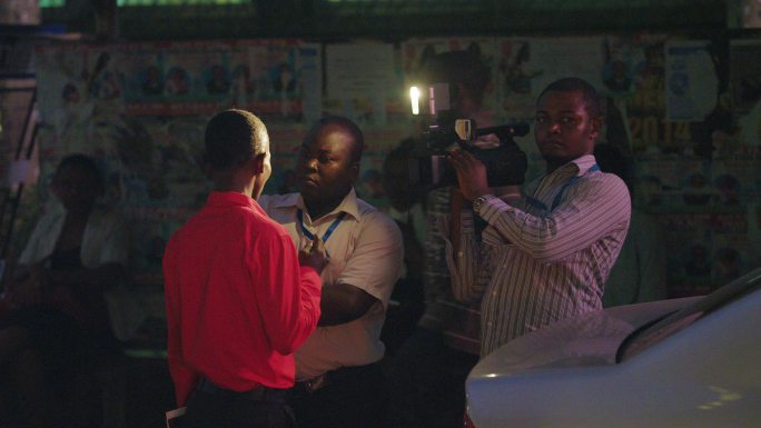 非洲记者夜晚在街头采访