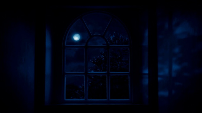 月光透过窗户在墙上投下阴影