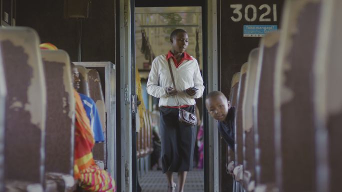 非洲坦桑尼亚火车上的售票员