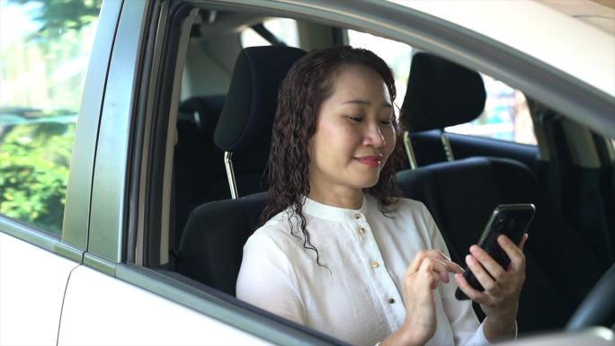 女人在车内用手机发短信