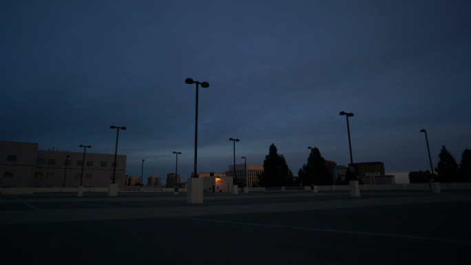 停车场的日落空荡荡景区广场