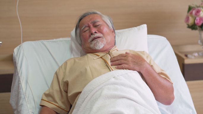 医院病床上的老人。