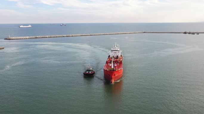 海上运输石油或天然气的油轮的鸟瞰图。
