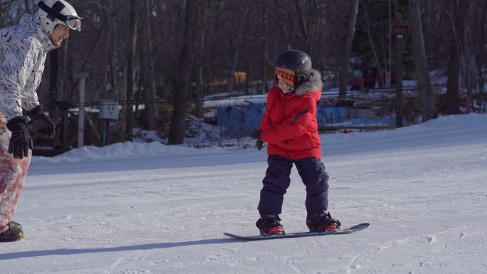 冬季活动概念青少年滑雪