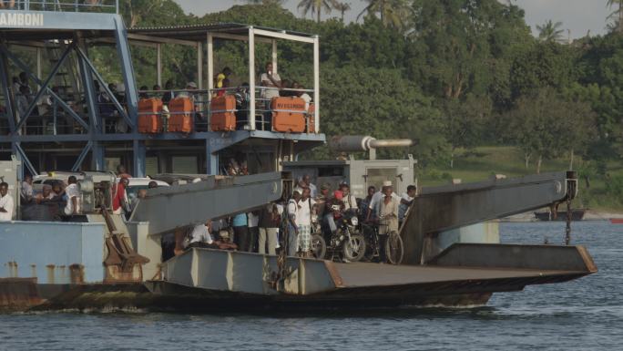 非洲坦桑尼亚河流上的摆渡船