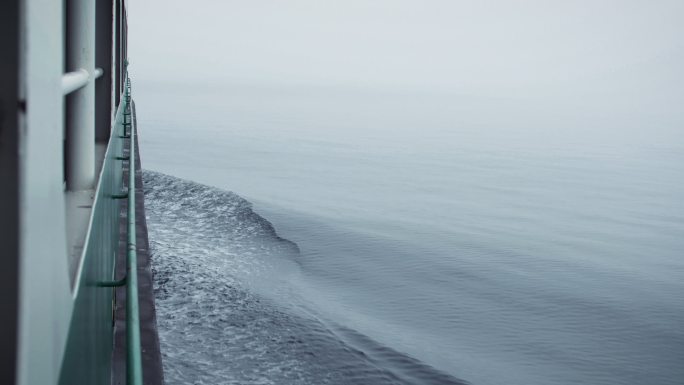 平静海水上的大浪