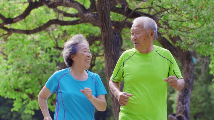 在公园跑步的老年夫妇