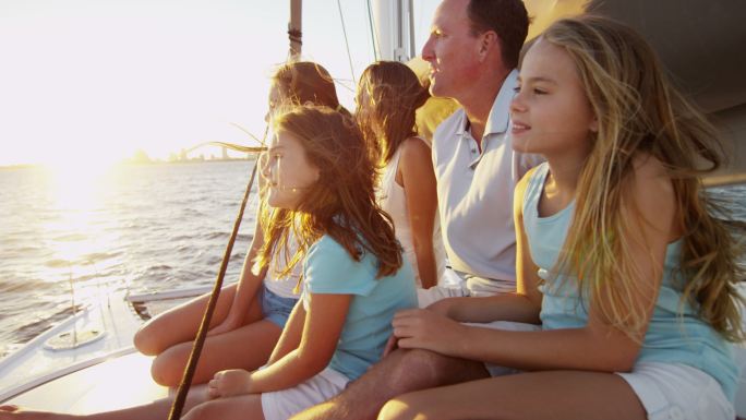 度假的一家人国外外国出海笑容笑脸游船甲板