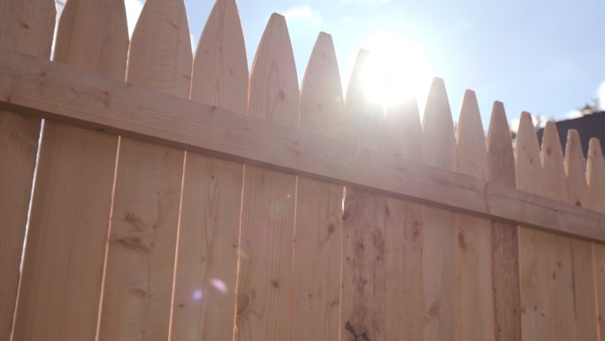 阳光下的栅栏围栏