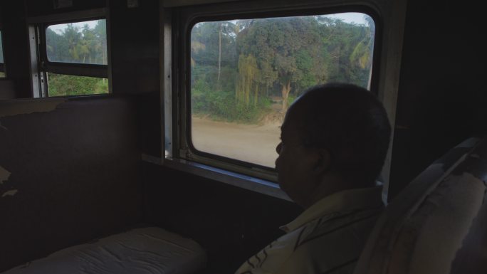 非洲坦桑尼亚火车上的老年乘客