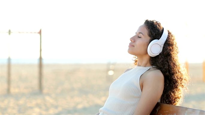 女人在慢动作中聆听和感受音乐