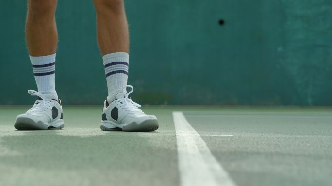 网球运动员发球的特写镜头。