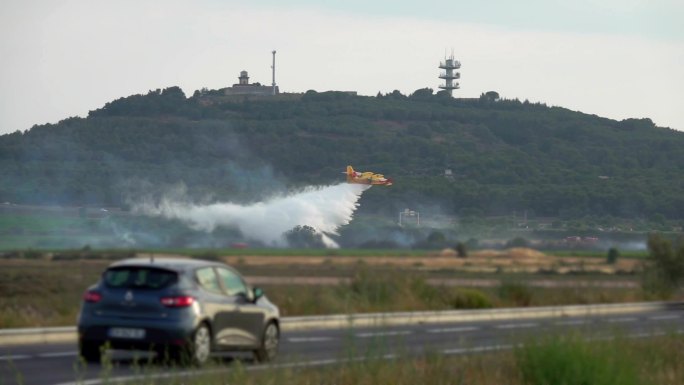 消防飞机倒水灭火