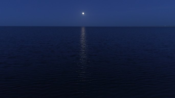 青海湖上空的月亮