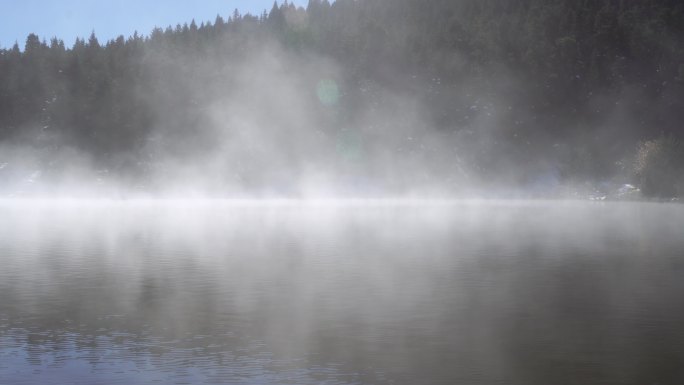 寒冷的秋日里，湖水冒着雾气