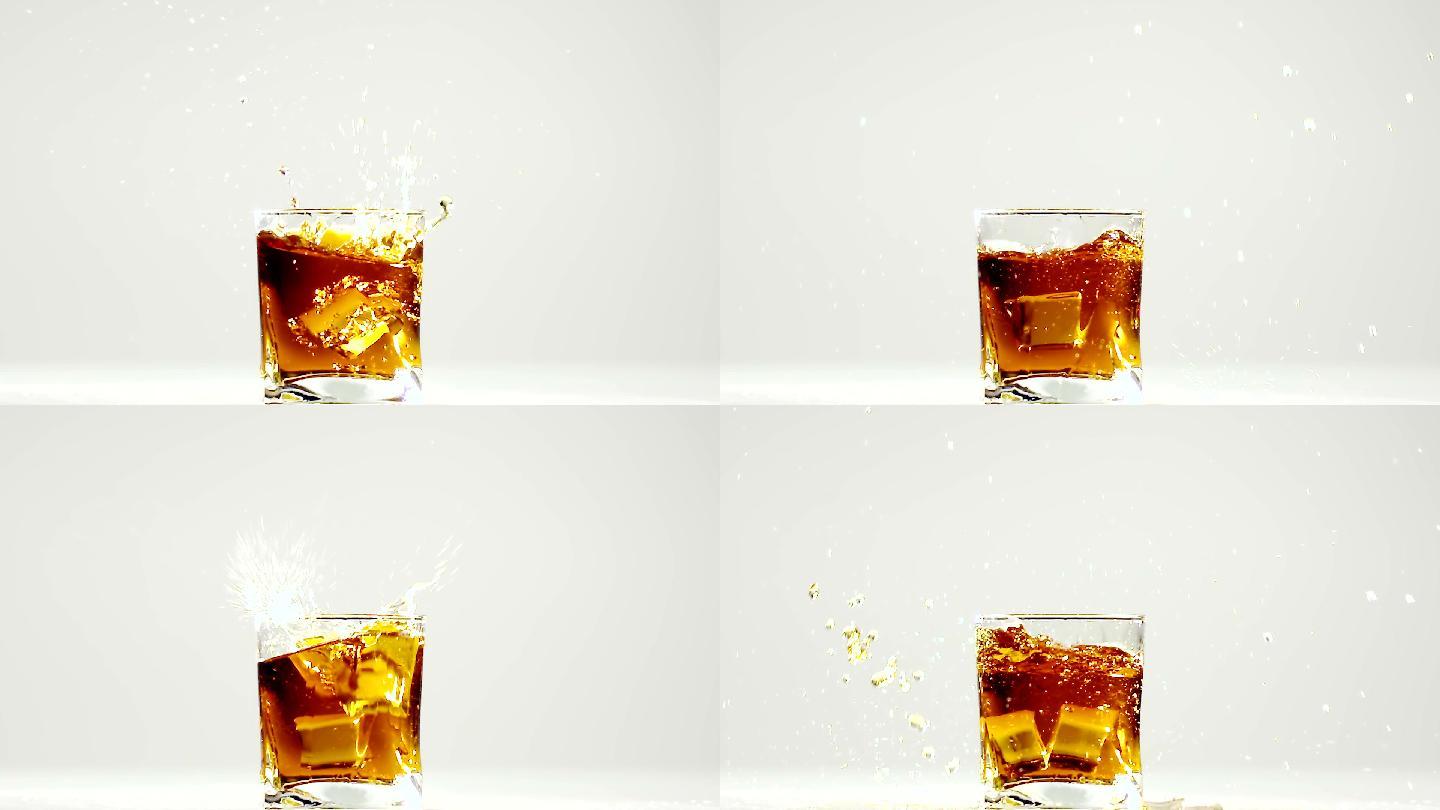 两块冰块掉进装有波旁威士忌的玻璃杯里