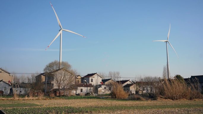 村庄旁风力发电大风扇
