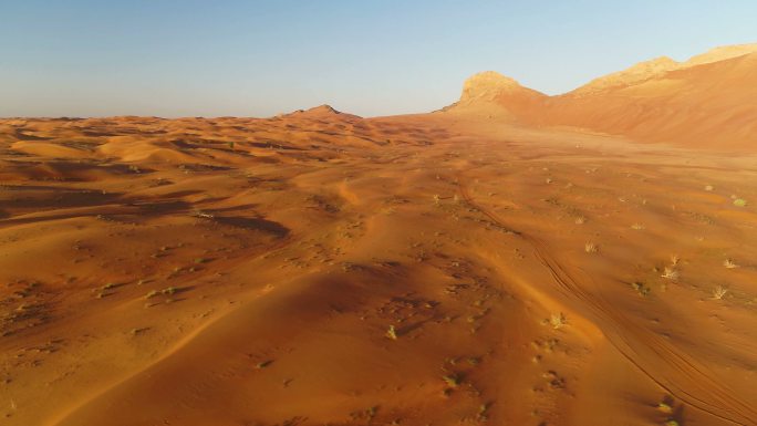 阿联酋沙漠景观航拍新疆沙漠公路汽车越野行