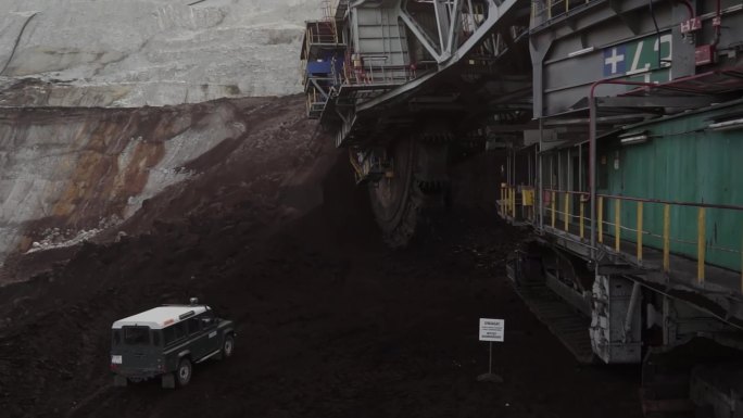 挖掘煤炭的重型采矿机