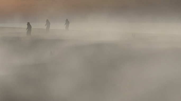 三个人在沙漠风暴中行走