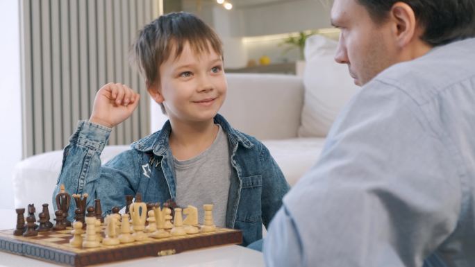 父子俩在家下棋智力游戏对弈对战父爱培养