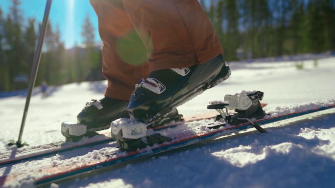 滑雪运动员踏上高山滑雪带的特写镜头