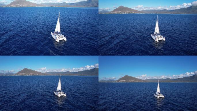 蔚蓝的大海上双体帆船自由航行素材